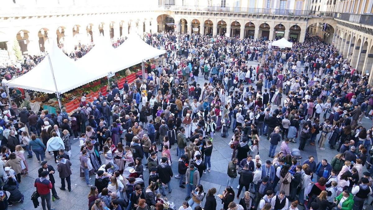 Imagen de la plaza de la Constitución en feria de Santo Tomas