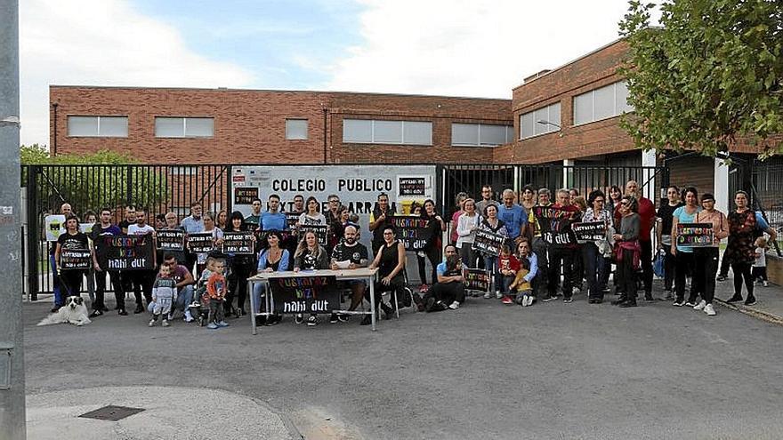 Familias de Larraga se concentran frente al colegio público.