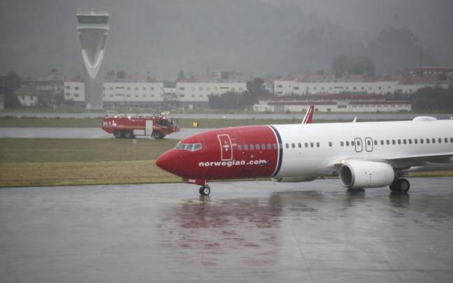 Un avión de Norwegian, en el aeropuerto de Bilbao.