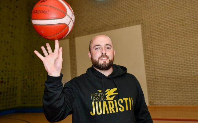 Mikel Odriozola, entrenador del Juaristi Iraurgi, posa antes de comenzar un entrenamiento del equipo.