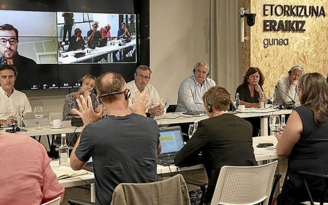 Miembros de la Diputación, en uno de los encuentros con los académicos internacionales. | FOTO: IREKIA Miembros de la Diputación, en uno de los encuentros con los académicos internacionales. | FOTO: IREKIA