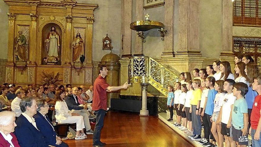 Alumnos y alumnas de Mariaren Lagundia en el acto de despedida.