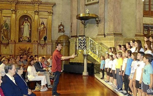 Alumnos y alumnas de Mariaren Lagundia en el acto de despedida.