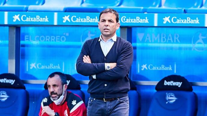 Javi Calleja dirige al Alavés durante el choque frente al Levante en Mendizorroza.