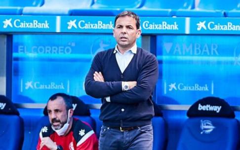 Javi Calleja dirige al Alavés durante el choque frente al Levante en Mendizorroza.