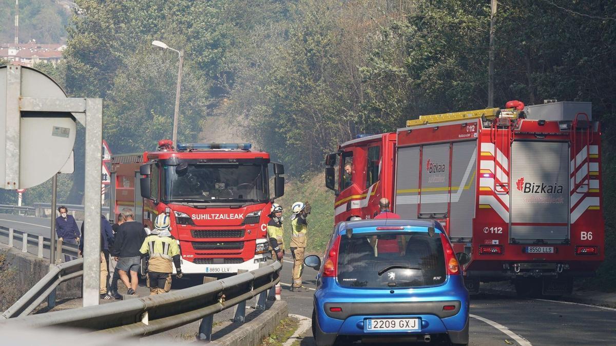 Efectivos de Bomberos de Bizkaia mantienen en toda la zona incendiada unidades para evitar la reactivación del fuego