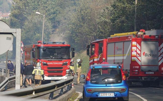 Efectivos de Bomberos de Bizkaia mantienen en toda la zona incendiada unidades para evitar la reactivación del fuego