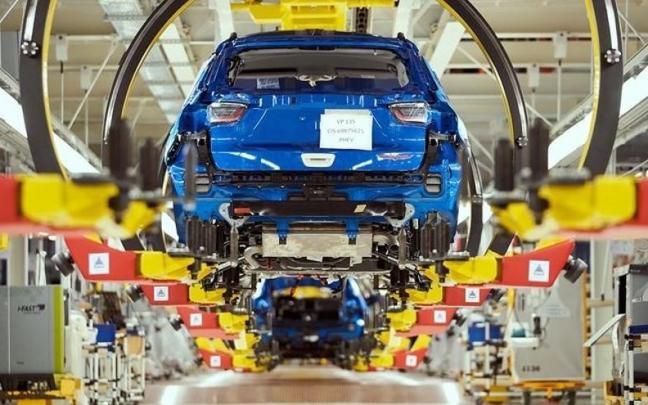 Imagen de una fábrica de automóviles.