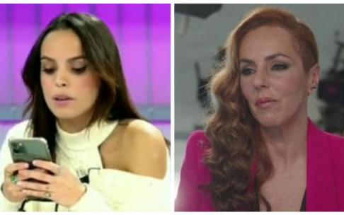 Gloria Camila (leyendo el comunicado en su móvil) y Rocío Carrasco. Gloria Camila (leyendo el comunicado en su móvil) y Rocío Carrasco.