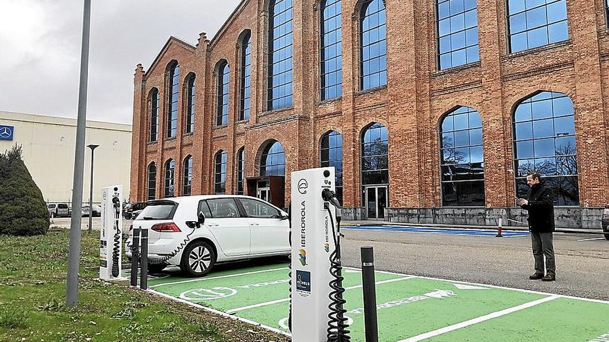 Iberdrola y Sprilur inauguran dos puntos de recarga eléctrica en La Azucarera de Vitoria. | FOTO: IBERDROLA