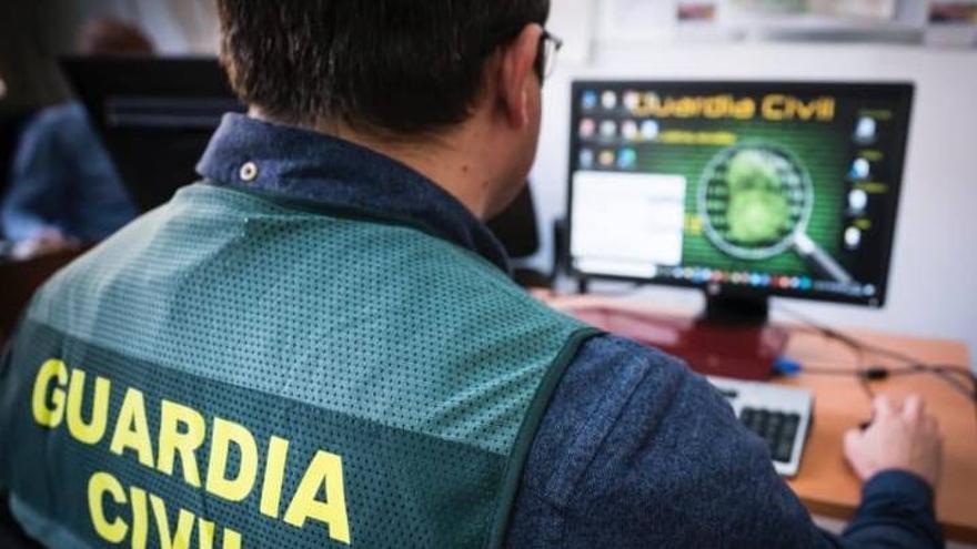 Imagen de recurso de un Guardia Civil trabajando en un caso.