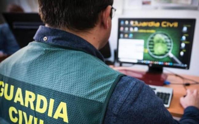 Imagen de recurso de un Guardia Civil trabajando en un caso. Imagen de recurso de un Guardia Civil trabajando en un caso.