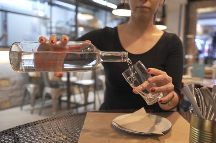 Los estableciimentos de hostelería deben ofrecer agua del grifo gratuita a sus clientes.