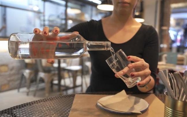 Los estableciimentos de hostelería deben ofrecer agua del grifo gratuita a sus clientes.