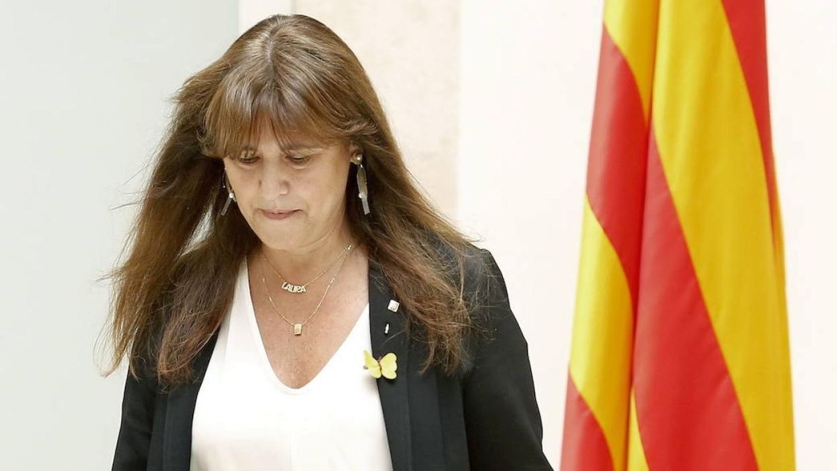 La presidenta del Parlament, Laura Borràs, con gesto cabizbajo, cercada por la Justicia y con el único respaldo de su partido.