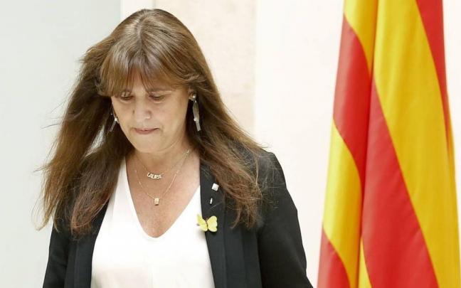 La presidenta del Parlament, Laura Borràs, con gesto cabizbajo, cercada por la Justicia y con el único respaldo de su partido.