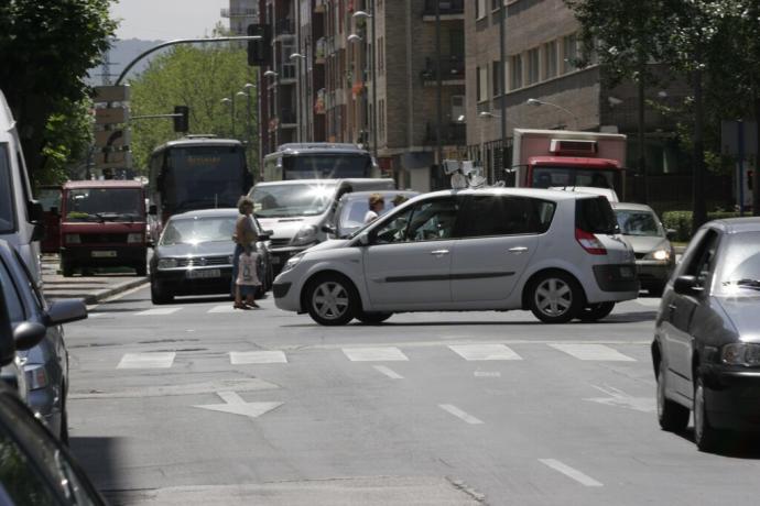 Coches circulando por Vitoria