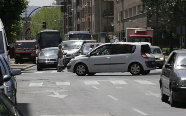 Coches circulando por Vitoria