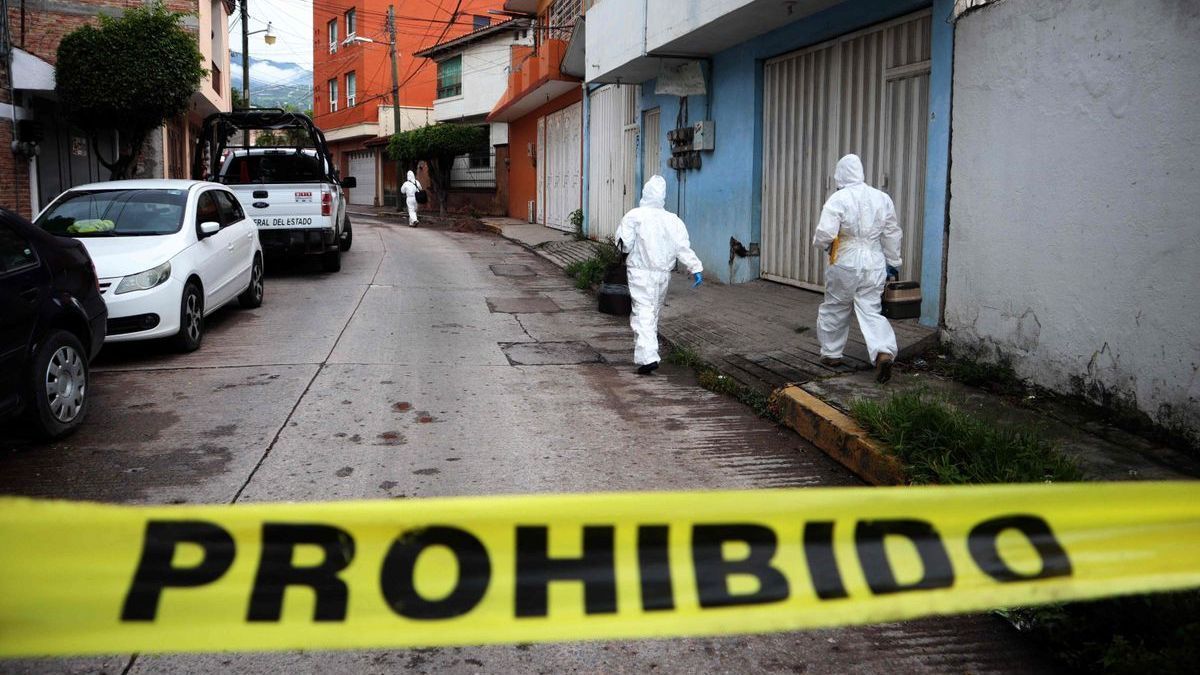 Agentes de la Policí científica en el lugar del asesinato de Fredid.