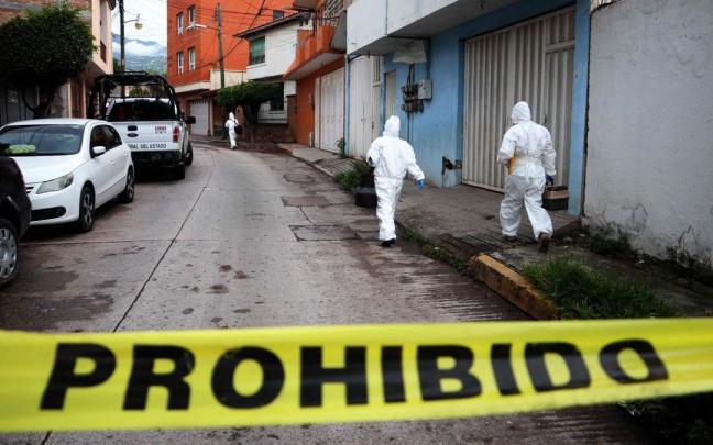 Agentes de la Polic&iacute; cient&iacute;fica en el lugar del asesinato de Fredid.