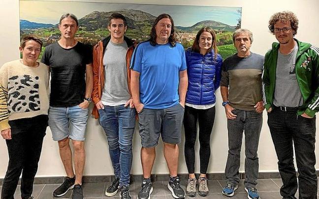 Azpeitia, Azkoitia eta Zestoako mendi taldeetako ordezkariak. | ARGAZKIA: N.G. Azpeitia, Azkoitia eta Zestoako mendi taldeetako ordezkariak. | ARGAZKIA: N.G.