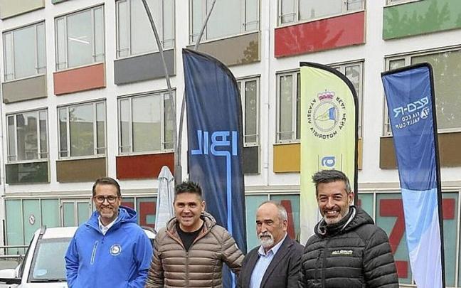 Aurkezpenean parte hartu zuten lagunak, bi autoren ondoan. Aurkezpenean parte hartu zuten lagunak, bi autoren ondoan.