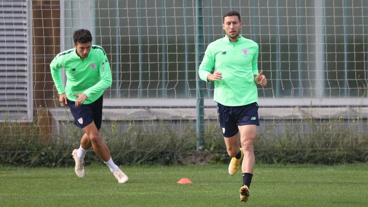 El jugador del Athletic, Óscar de Marcos, durante el entrenamiento en Lezama