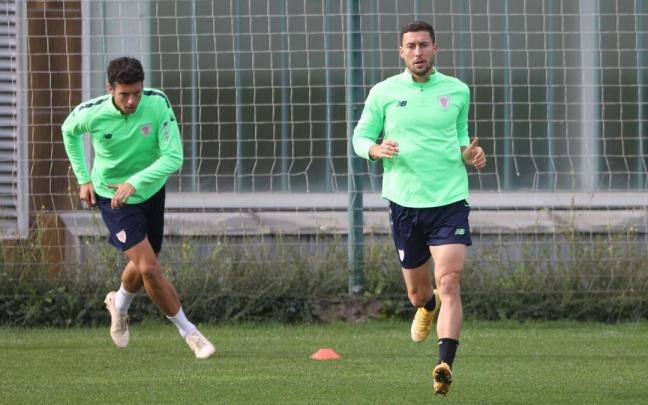 El jugador del Athletic, Óscar de Marcos, durante el entrenamiento en Lezama
