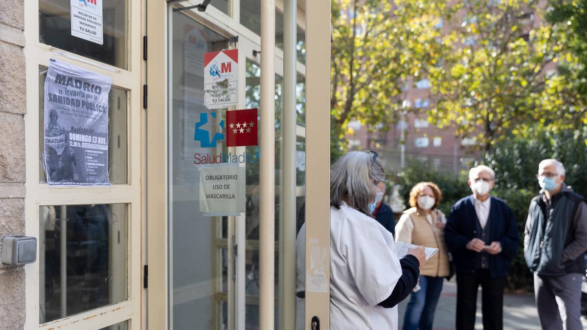 Una enfermera llama a pacientes a las puertas de un centro de salud en Madrid.