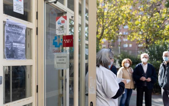 Una enfermera llama a pacientes a las puertas de un centro de salud en Madrid. Una enfermera llama a pacientes a las puertas de un centro de salud en Madrid.