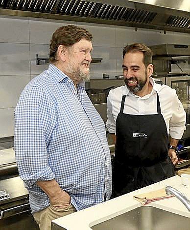 Mikel entró en la cocina para compartir ese momento con todo el equipo.
