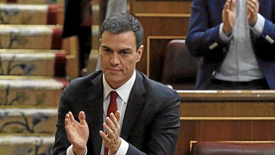 Pedro Sánchez aplaude a Patxi López, cuando este fue elegido presidente del Congreso. | FOTO: EFE