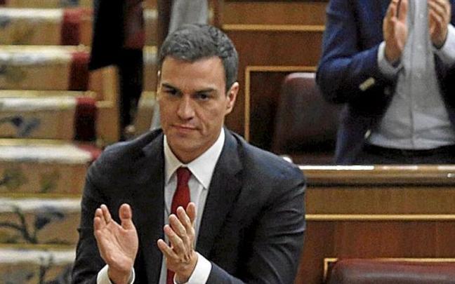 Pedro Sánchez aplaude a Patxi López, cuando este fue elegido presidente del Congreso. | FOTO: EFE Pedro Sánchez aplaude a Patxi López, cuando este fue elegido presidente del Congreso. | FOTO: EFE