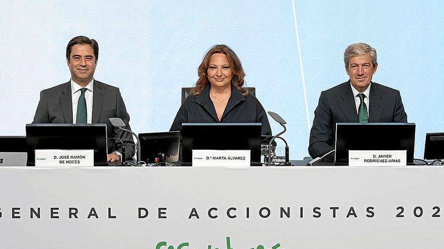 Los primeros ejecutivos de la compañía, con su presidenta, Marta Álvarez, ayer en Madrid. | FOTO: E.C.I.