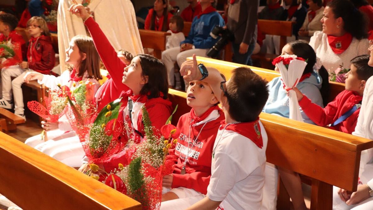 Los niños en un momento de la ofrenda floral.