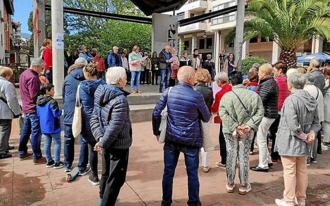 Larunbateko ekitaldian parte hartu zuten lagunak. | ARGAZKIA: A.Z. Larunbateko ekitaldian parte hartu zuten lagunak. | ARGAZKIA: A.Z.