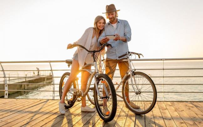 Una pareja adulta se hace un selfie durante un paseo en bici.