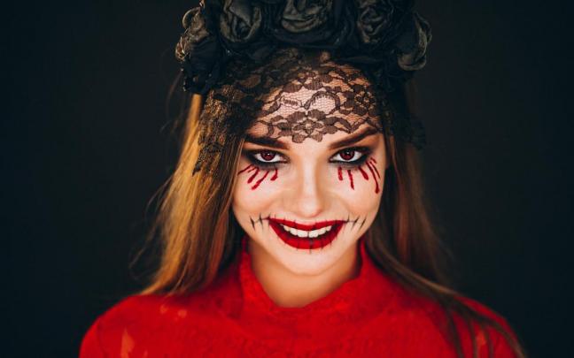 Una joven disfrazada con lentes de fantas&iacute;a.