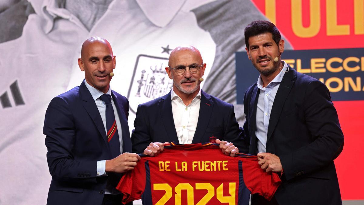 Luis Rubiales, Luis de la Fuente y Albert Luque, durante la presentación del nuevo seleccionador en la Ciudad del Fútbol de Las Rozas.