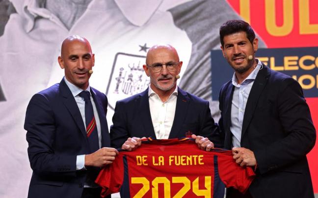 Luis Rubiales, Luis de la Fuente y Albert Luque, durante la presentación del nuevo seleccionador en la Ciudad del Fútbol de Las Rozas. Luis Rubiales, Luis de la Fuente y Albert Luque, durante la presentación del nuevo seleccionador en la Ciudad del Fútbol de Las Rozas.