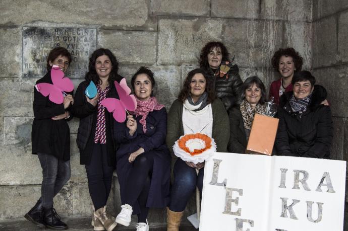 Las comerciantes participantes en el cursillo, junto a la profesora Marta Pineda (superior derecha), con algunos elemento utilizados en el diseño de escaparates.