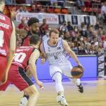 Rafa Luz, que anot&oacute; la canasta de la victoria, bota el bal&oacute;n ante la presi&oacute;n ma&ntilde;a.