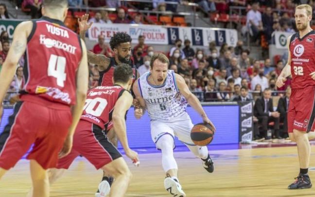 Rafa Luz, que anot&oacute; la canasta de la victoria, bota el bal&oacute;n ante la presi&oacute;n ma&ntilde;a.