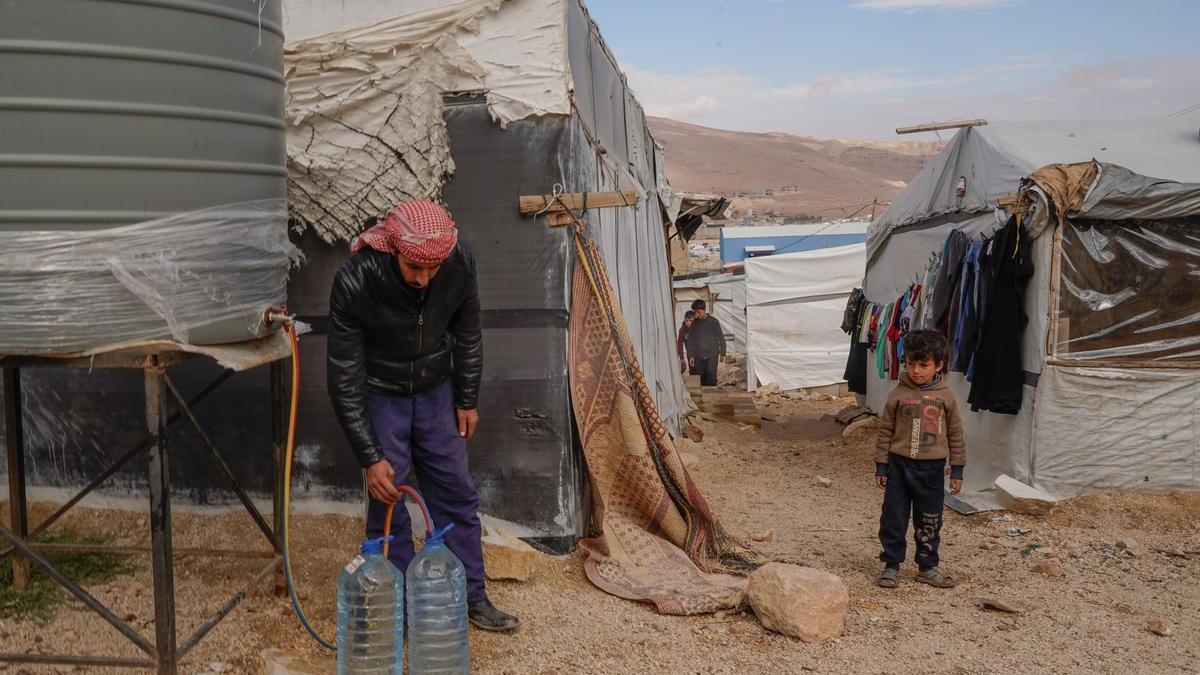 Un hombre recogiendo agua en medio del brote de cólera en Líbano.