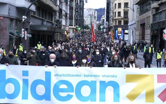Varias personas en la concentración convocada por Sare a favor de los presos de ETA, en Bilbao. Varias personas en la concentración convocada por Sare a favor de los presos de ETA, en Bilbao.