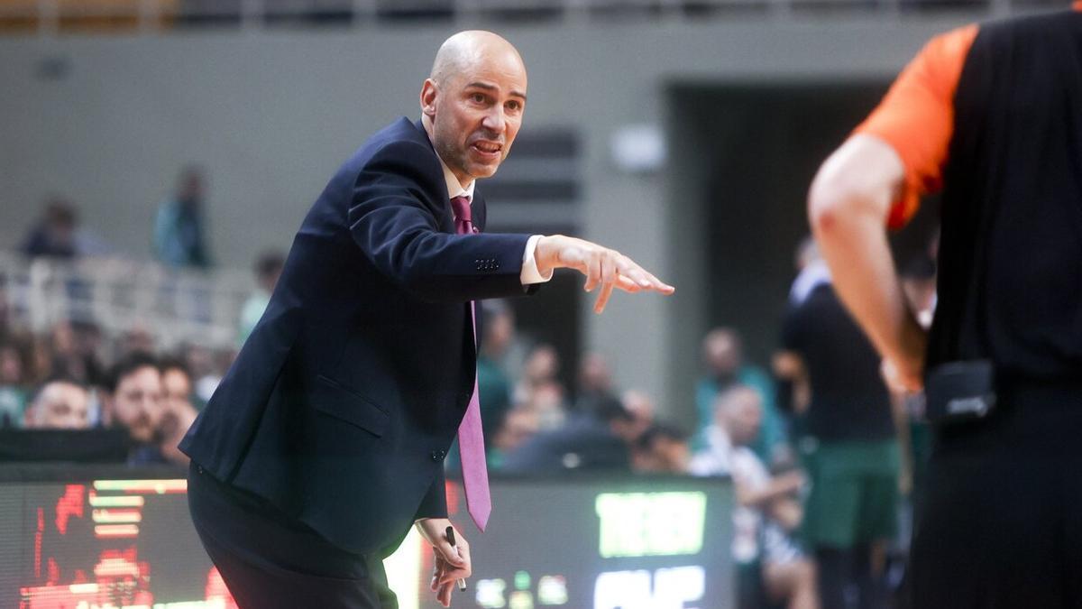 Joan Peñarroya da instrucciones a sus jugadores durante el encuentro ante el Panathinaikos