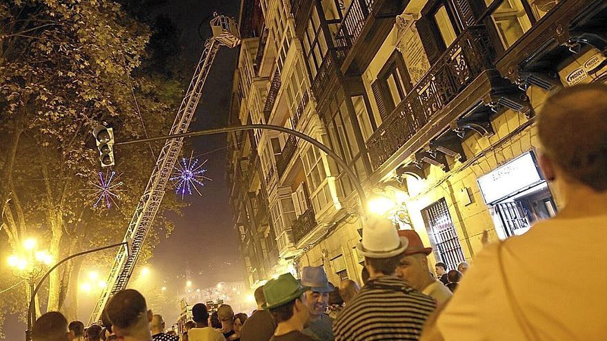 El fuego se produjo el sábado por la noche y obligó a evacuar parte de las txosnas. | FOTO: BORJA GUERRERO