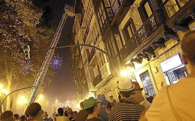 El fuego se produjo el sábado por la noche y obligó a evacuar parte de las txosnas. | FOTO: BORJA GUERRERO El fuego se produjo el sábado por la noche y obligó a evacuar parte de las txosnas. | FOTO: BORJA GUERRERO