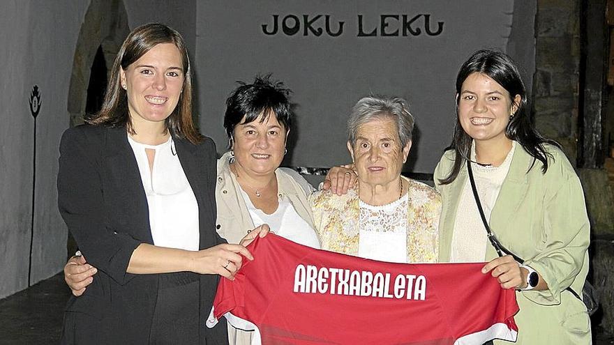 Nerea, Arantxa, María Jesús e Irune, en la ermita de Eitzaga, donde Andoni dio sus primeros pelotazos.