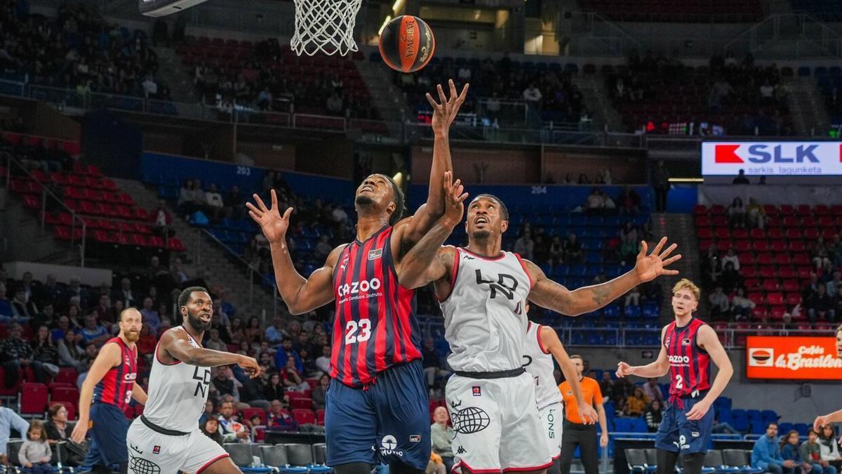 Enoch pelea por un rebote durante el partido ante el London Lions del Trofeo Araba